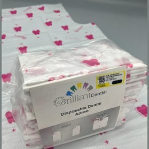 پیشبند دنتیست تاشده ۵۰ عددی دنتیست با جنس نایلونی و کش نرم برای استفاده پزشکی.